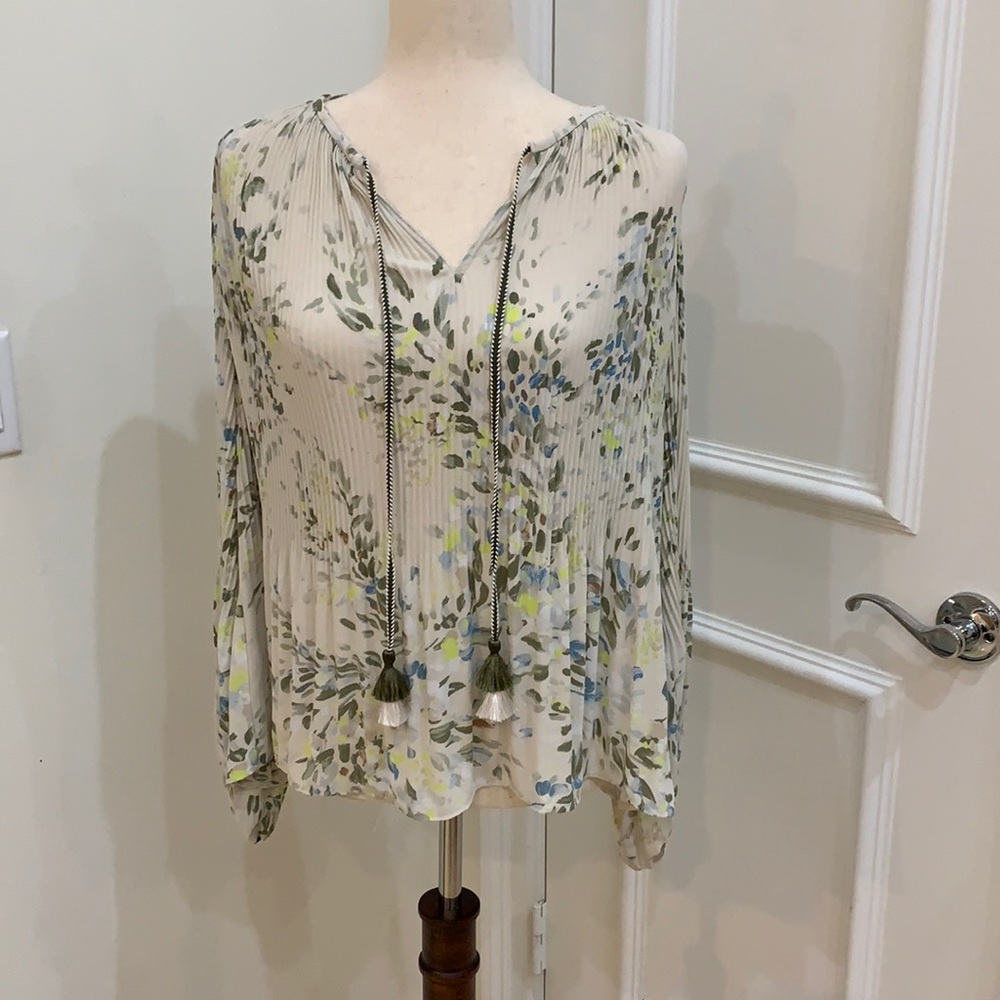 White House black market pleated floral top Xs